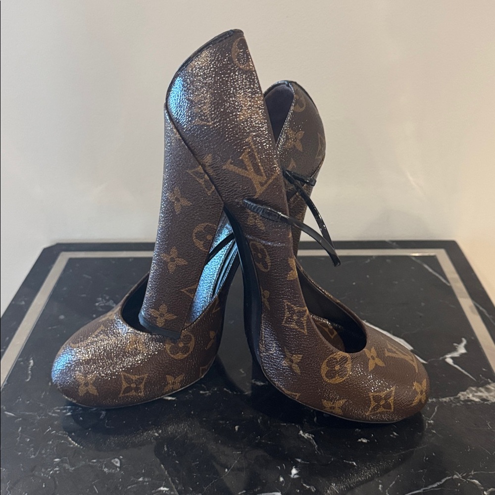 Louis Vuitton FETISH RARE runway  mary Jane bow heels 39.5 EUC